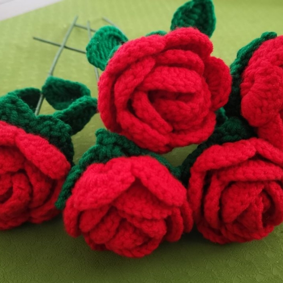 Hand-hooked red rose - Picture 1 of 5